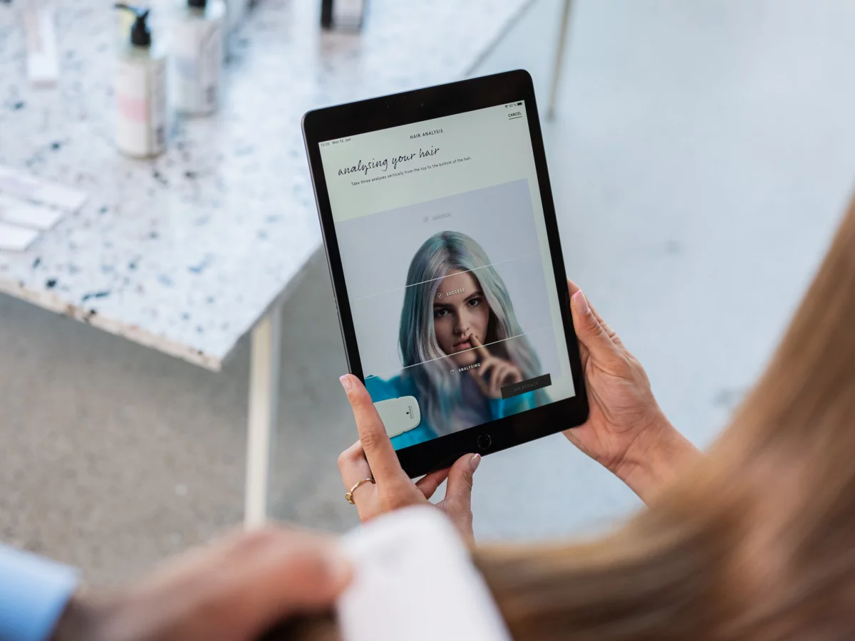 Herstelleraufnahme: Ergebnisse in der SalonLab-App auf einem Tablet