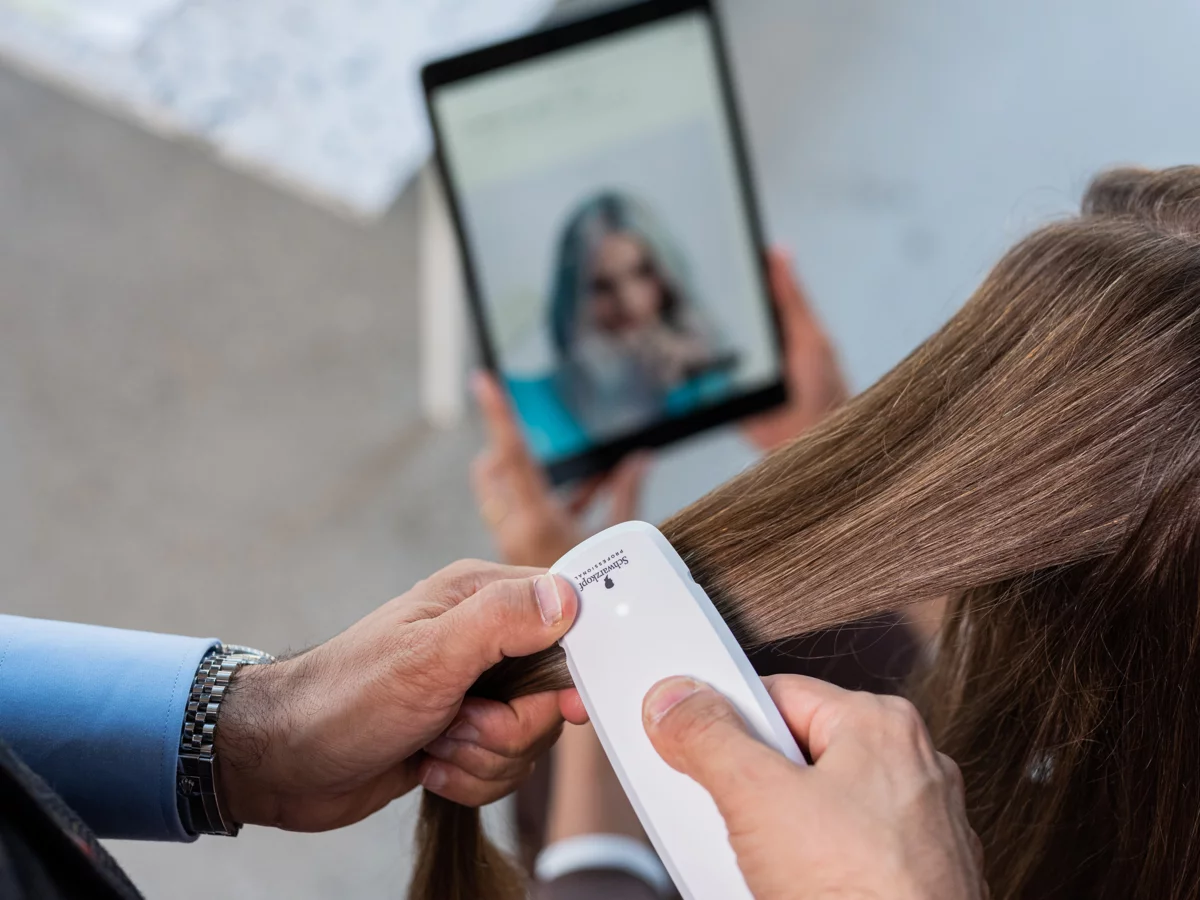 Herstelleraufnahme: SalonLab Analyzer misst eine Haarsträhne